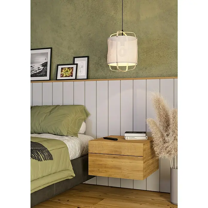 Eglo Pendelleuchte rund SURFLEET - 40 W, Ø x H: 33 x 110 cm, Schwarz, E27 - Einrichtungsidee mit einer stilvollen Nachttischlampe, die über einem schwebenden Nachttisch mit Büchern und Dekoration hängt.