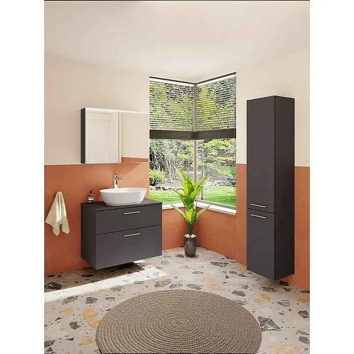 VitrA Aurinia 2.0 Aufsatzwaschbecken - 54,5 x 40 cm, Hahnloch: Ohne, Ohne Überlauf, Weiß - Badezimmer-Interieur mit grauem Waschtischunterschrank, Spiegelschrank, Hochschrank und einem runden Teppich auf Terrazzoboden für ein modernes Ambiente.