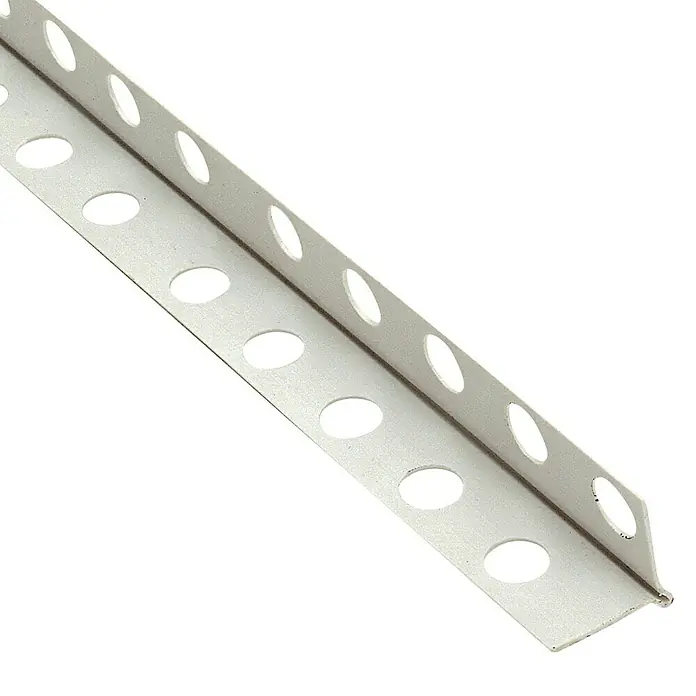 Perfil de yesero de PVC - 2,5 m x 25 mm - Primer plano de un guardavivos metálico perforado, utilizado para el yeso para reforzar y proteger las esquinas.