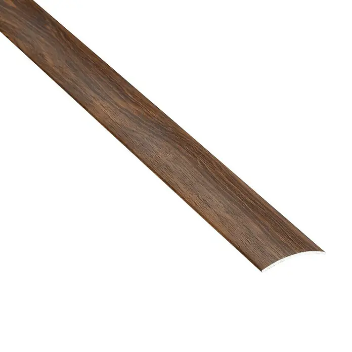 Perfil de transición 235 A - Aluminio, Nogal - Primer plano de un cuarto de círculo de madera marrón, ideal para acabados de interiores. Elemento decorativo y funcional.