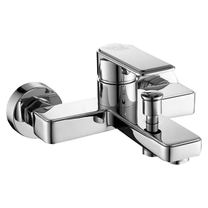 Universal de Grifería Yangtse Grifo monomando de bañera - Cromo, Brillante - Primer plano de un grifo de baño cromado brillante, que muestra su diseño moderno y líneas limpias, destacando la elegancia y funcionalidad del grifo.