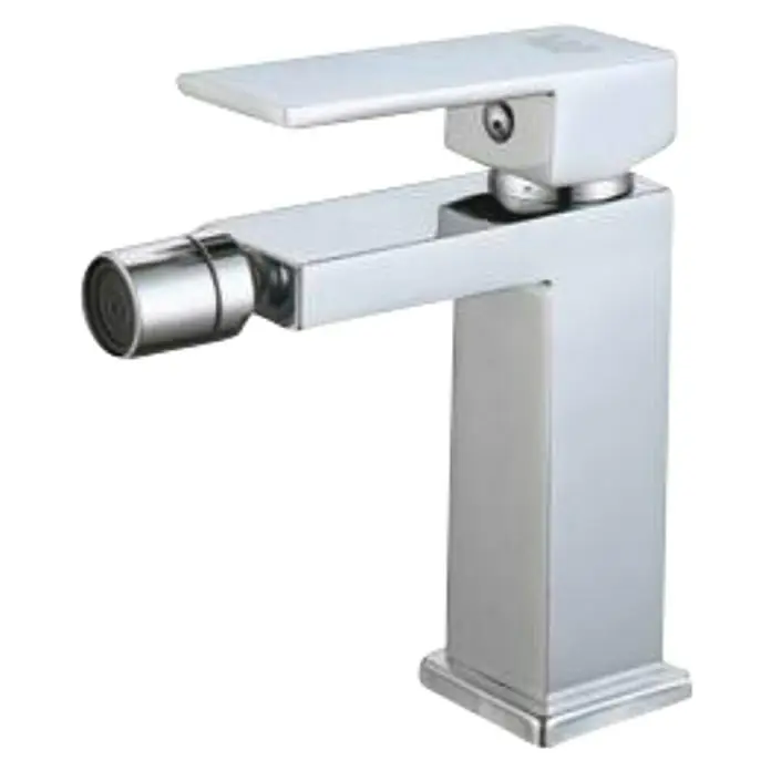 Universal de Grifería Duraton Grifo monomando de bidé - Cromo, Resplandeciente - Primer plano de un grifo de bidé cromado, cuadrado y moderno con un caño plano y un cabezal de ducha ajustable sobre un fondo negro.