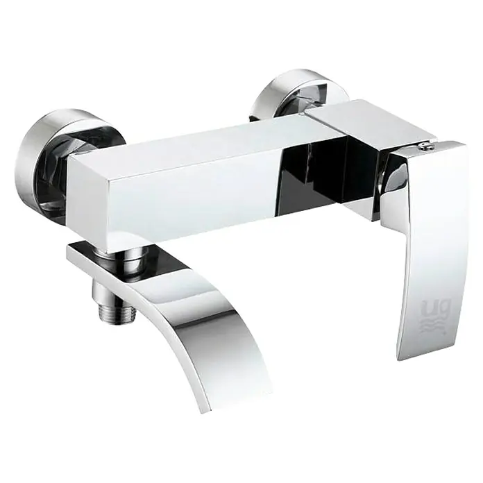 Universal de Grifería Obi Grifo monomando de bañera - Cromo, Brillante - Esta imagen muestra un moderno grifo mezclador de baño cromado brillante con un diseño elegante y minimalista.