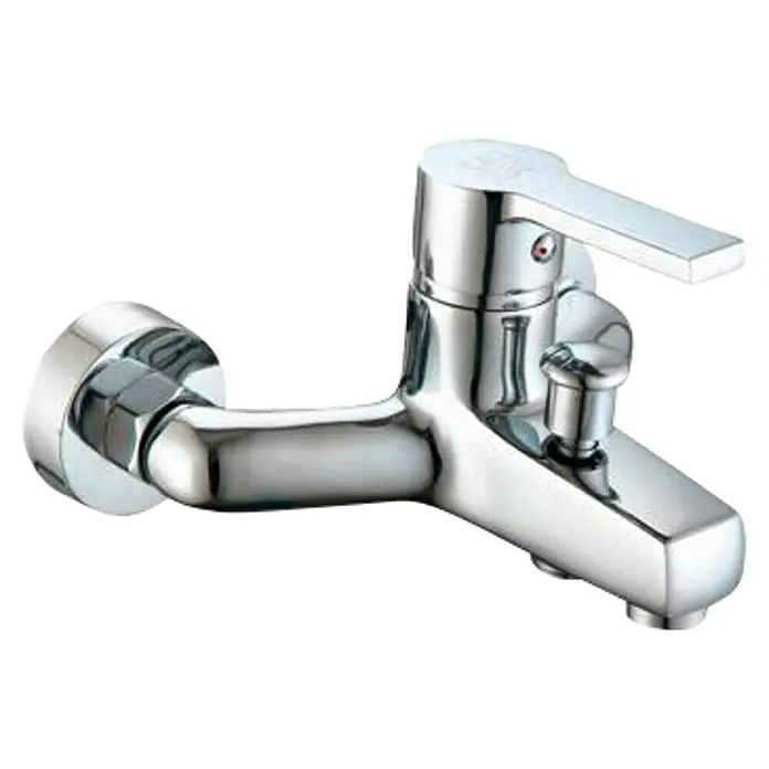 Universal de Grifería Danubio Grifo monomando de bañera - Cromo, Brillante - Primer plano de un grifo de baño cromado brillante con maneta de palanca y accesorios.