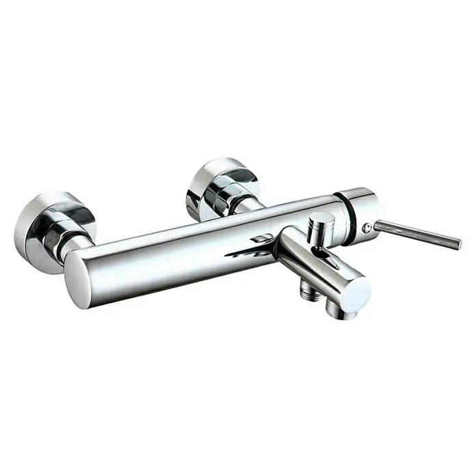 Universal de Grifería Loira Grifo monomando de bañera - Cromo, Brillante - Primer plano de un grifo de baño cromado y elegante, que muestra su diseño moderno y el acabado reflectante con un tirador lateral fácil de usar.