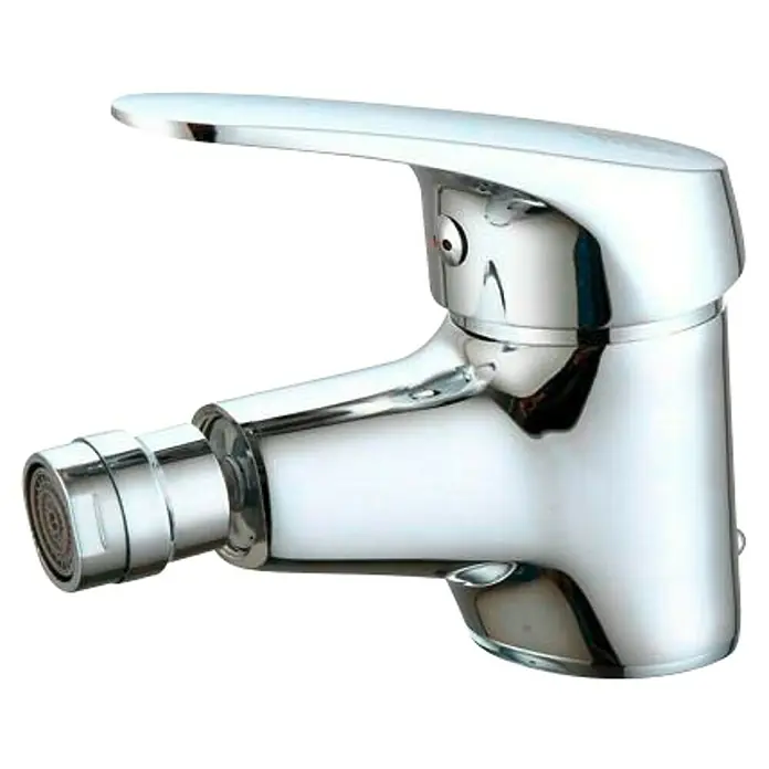 Universal de Grifería Han Grifo monomando de bidé - Cromo, Brillante - Primer plano de un brillante grifo de bidé cromado con palanca y aireador, que muestra un diseño moderno y funcionalidad.