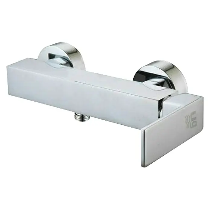 Universal de Grifería Duraton Grifo monomando de ducha - Cromo, Resplandeciente - Primer plano de un grifo de ducha cromado con diseño cuadrado y manija lateral. Accesorio de baño moderno para duchas elegantes.