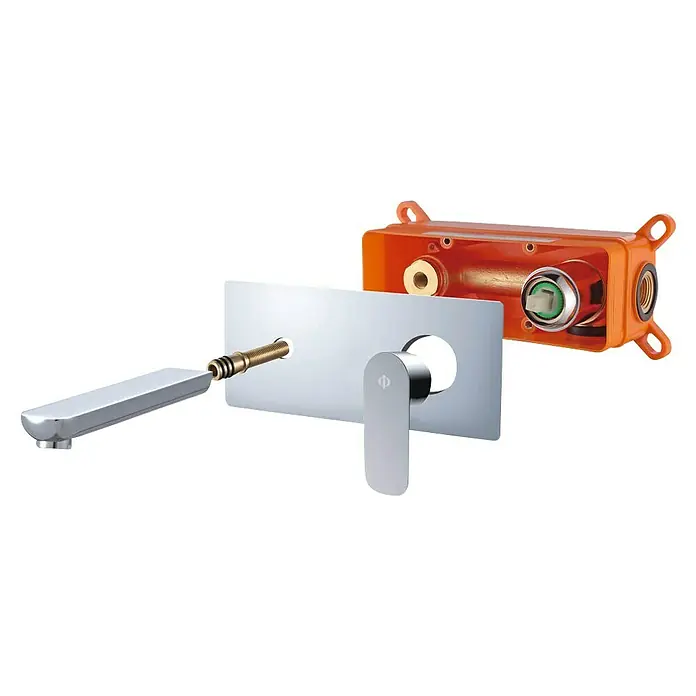 IO Cassio Grifo de lavabo Cassio - Cromo - Primer plano de un grifo de pared que muestra un accesorio cromado, una conexión de latón y una caja de instalación naranja.