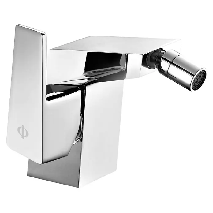 IO Grifo monomando de bidé Atrio - Cromo, Resplandeciente - Primer plano de un grifo moderno y brillante con formas angulares y caño ajustable.
