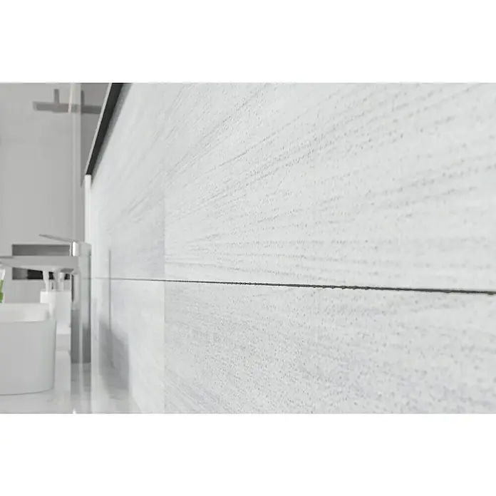Wandfliese Layers Base Gris - 30 x 90 cm, Grau, Matt - Nahaufnahme einer eleganten Wandverkleidung mit horizontaler Maserung, die ein modernes Badezimmerdesign hervorhebt. Die Textur verleiht Tiefe.