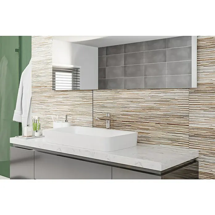 Wandfliese Layers Dekor - 30 x 90 cm, Beige, Matt - Ein modernes Badezimmer mit einem eleganten Waschbecken, einer stilvollen Armatur und einem großen Spiegel an einer gemusterten Wand.