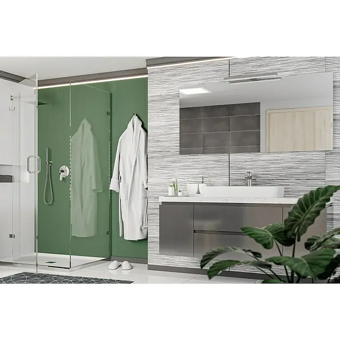 Wandfliese Layers Dekor - 30 x 90 cm, Grau, Matt - Modernes Badezimmer mit stilvoller Duschkabine, Waschtisch und Spiegel. Das Design ist minimalistisch und elegant.