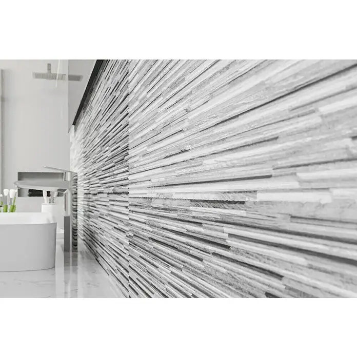 Wandfliese Layers Dekor - 30 x 90 cm, Grau, Matt - Moderne Badezimmeransicht mit Waschbecken, Armatur und auffälliger, horizontal strukturierter Wandgestaltung. Das minimalistische Design sticht hervor.