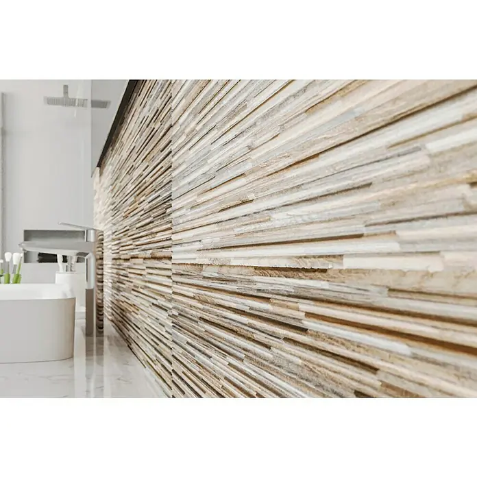 Wandfliese Layers Dekor - 30 x 90 cm, Beige, Matt - Ein Badezimmer mit einer Akzentwand aus horizontal verlegten, beigefarbenen Natursteinen und einem modernen Waschbecken.