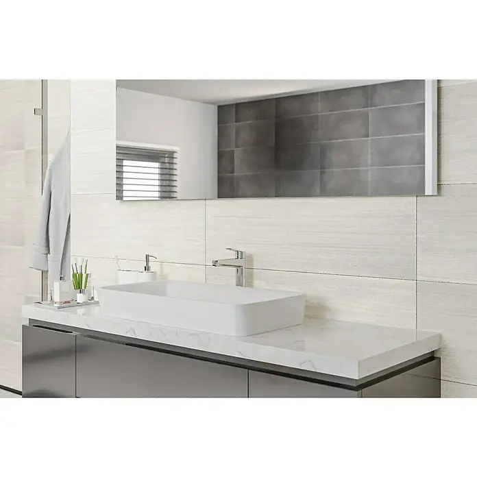 Wandfliese Layers Bone Base - 30 x 90 cm, Elfenbein, Matt - Elegantes Badezimmerwaschbecken mit rechteckiger Form, präsentiert in einem modernen Badezimmerdesign. Zeitloses Design für Ihr Badezimmer.