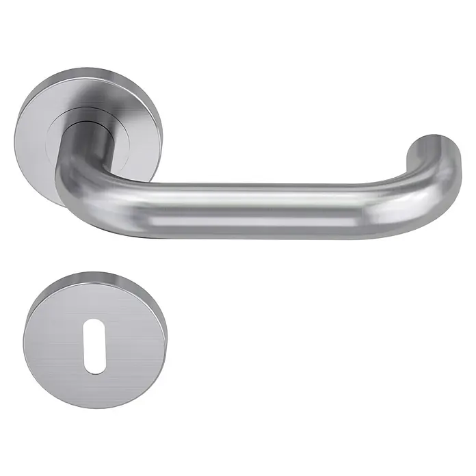 Diamond Doors Modern Drückerpaar Vermont - Passend für: Glastüren, Edelstahl matt - Nahaufnahme eines Türgriffs und eines Schlüssellochs aus gebürstetem Edelstahl auf schwarzem Hintergrund.