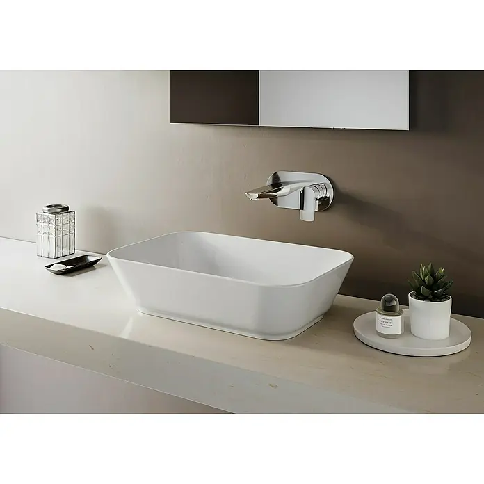 VitrA Aurinia 2.0 Aufsatzwaschbecken - 59,5 x 39,5 cm, Hahnloch: Ohne, Ohne Überlauf, Weiß - Elegantes Waschbecken-Design mit einer schlichten Armatur, stilvoller Seifenschale und einem dekorativen Sukkulenten-Arrangement.