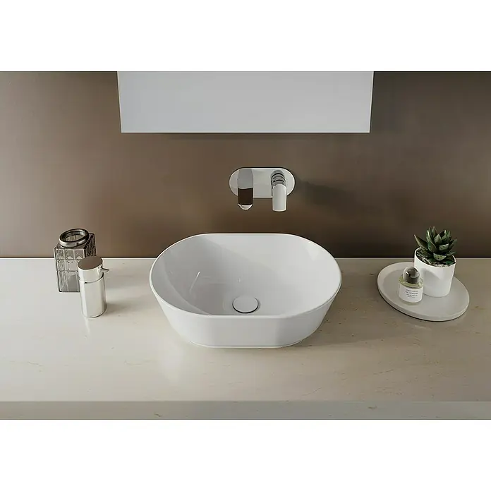 VitrA Aurinia 2.0 Aufsatzwaschbecken - 54,5 x 40 cm, Hahnloch: Ohne, Ohne Überlauf, Weiß - Aufsicht eines modernen Badezimmers mit einem stilvollen, ovalen Aufsatzwaschbecken, Armatur und dekorativen Elementen.