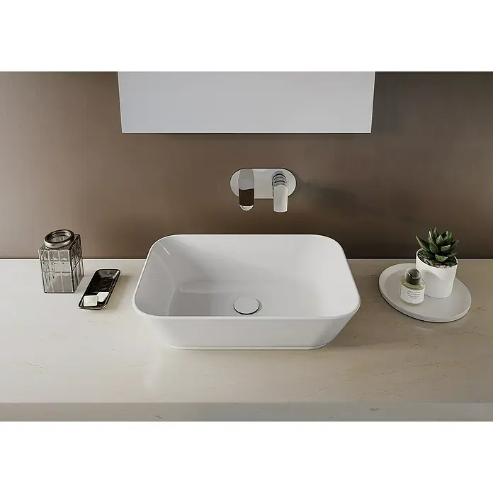 VitrA Aurinia 2.0 Aufsatzwaschbecken - 59,5 x 39,5 cm, Hahnloch: Ohne, Ohne Überlauf, Weiß - Modernes Badezimmerwaschbecken mit Armatur, Seifenspender und Dekoration auf einer hellen Oberfläche.