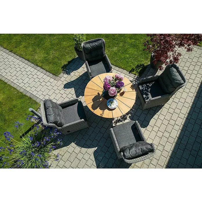 Sunfun Gartenmöbel-Set Osby/Pauline - 5 -tlg., Teak/Aluminium/Polyrattan, Teak/Grau - Ein Arrangement aus vier grauen Rattansesseln und einem runden Holztisch mit Blumen und Snacks, ideal für entspannte Stunden im Garten.