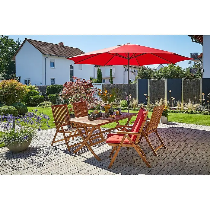 Sunfun Marktschirm Trentino IIChili, Durchmesser Bespannung: 300 cm - Einladende Gartenszene mit einem stilvollen Holzgartentisch und passenden Stühlen unter einem roten Sonnenschirm. Perfekt für entspannte Stunden im Freien.