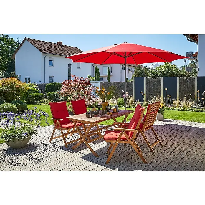 Sunfun Marktschirm Trentino II - Chili, Durchmesser Bespannung: 400 cm - Ein Gartentisch-Set mit vier Stühlen unter einem roten Sonnenschirm auf einer sonnigen Terrasse.
