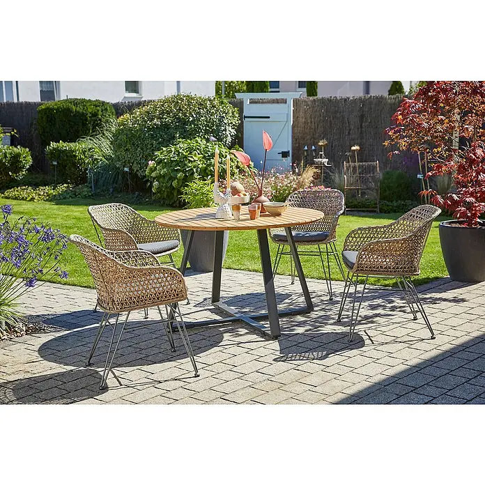 Sunfun Maja GartensesselBraun-Grau, PE-Geflecht - Ein runder Gartentisch mit Flechtstühlen im Freien. Das Set ist perfekt für entspannte Stunden im Garten oder auf der Terrasse.
