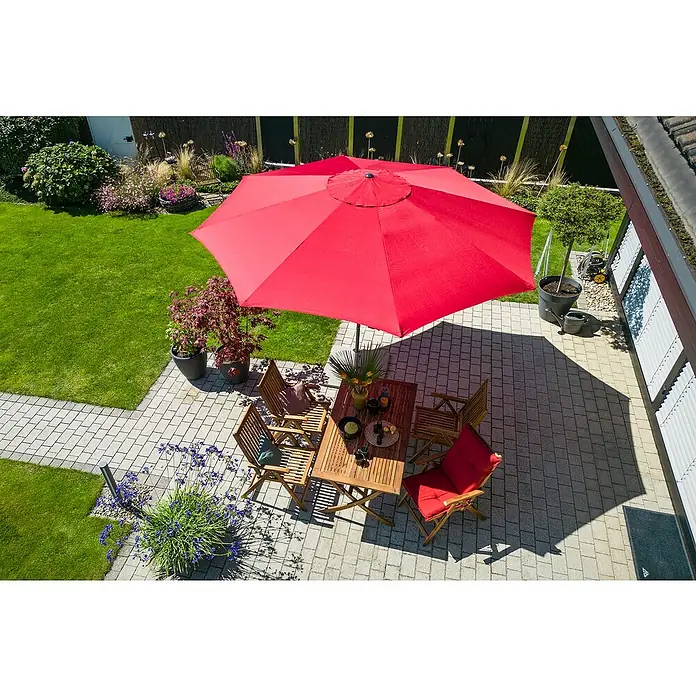 Sunfun Gartenmöbel-Set Diana/Trentino - 6 -tlg., Akazie/Aluminium/Polyester, Braun/Chili - Blick von oben auf einen Gartentisch mit rotem Sonnenschirm und Stühlen auf einer Terrasse mit gepflegtem Rasen.