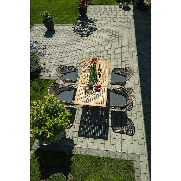 Sunfun Gartenmöbel-Set Diana/Maja - 5 -tlg., Akazie/Stahl/PE-Geflecht, Gartentisch erweiterbar, Braun/Grau - Gartenmöbel-Set mit Holztisch, vier Stühlen mit grauen Kissen auf einer gepflasterten Terrasse, umgeben von Grünpflanzen und Rasenflächen.