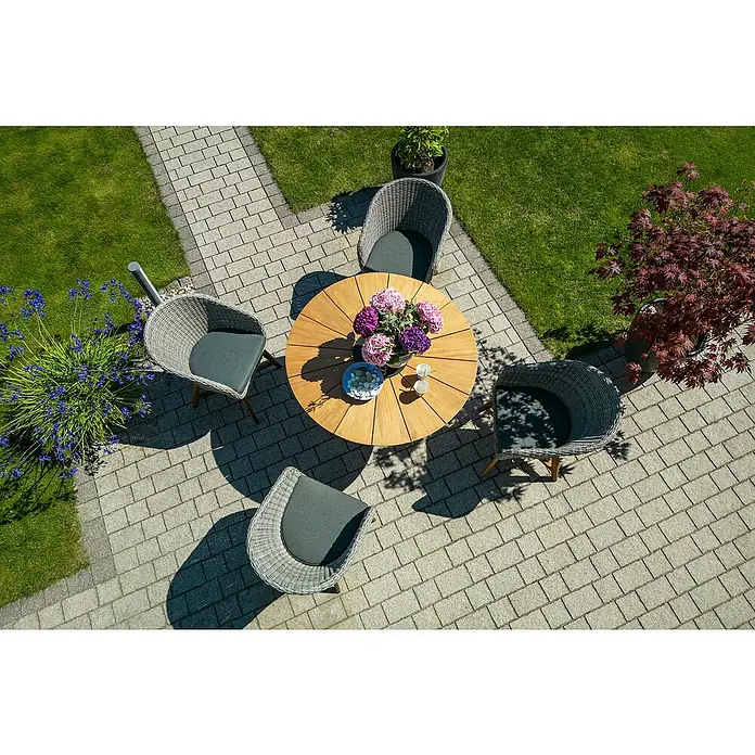 Sunfun Gartenmöbel-Set Osby/Pauline - 5 -tlg., Teak/Aluminium/PE-Geflecht, Braun/Bambus Grey - Eine Gartengarnitur mit einem runden Holztisch und vier Korbsesseln auf einer gepflasterten Terrasse, umgeben von Rasen und Pflanzen.