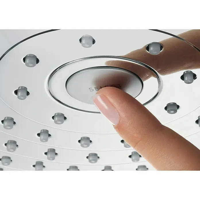 Hansgrohe Kopfbrausen-Set Raindance Select S 240 - Durchmesser: 24 cm, 17 l/min, Wandmontage, Chrom - Nahaufnahme einer Hand, die den "Select"-Knopf einer Hansgrohe Duschbrause drückt, um zwischen verschiedenen Strahlarten zu wechseln.