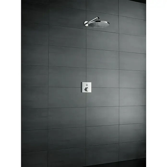 Hansgrohe Kopfbrausen-Set Raindance Select S 240Durchmesser: 24 cm, 17 l/min, Wandmontage, Chrom - Duschkopf mit Wandarm und quadratischer Armatur an dunkler, gefliester Wand. Der Fokus liegt auf dem Duschkopf und der modernen Armatur.