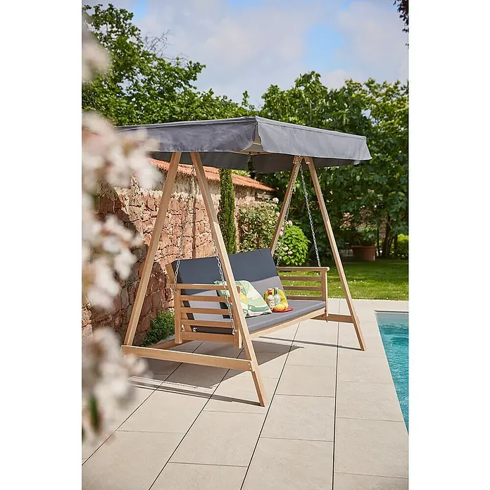 Sunfun Diana Hollywoodschaukel - 217 x 132 x 202 cm, Braun/Grau - Eine elegante Gartenschaukel mit grauem Bezug und Getränken, die zum Entspannen im Freien einlädt. Sieht sehr bequem aus.