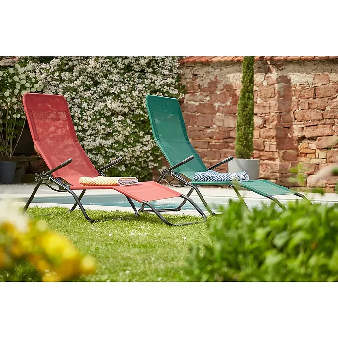 Gartenliege - B x T: 141 x 60 cm, Metall, Dahlia Red - Zwei farbige Liegestühle aus Metall mit Handtüchern am Pool auf einer Wiese. Ideal zum Entspannen im Garten oder am Pool.