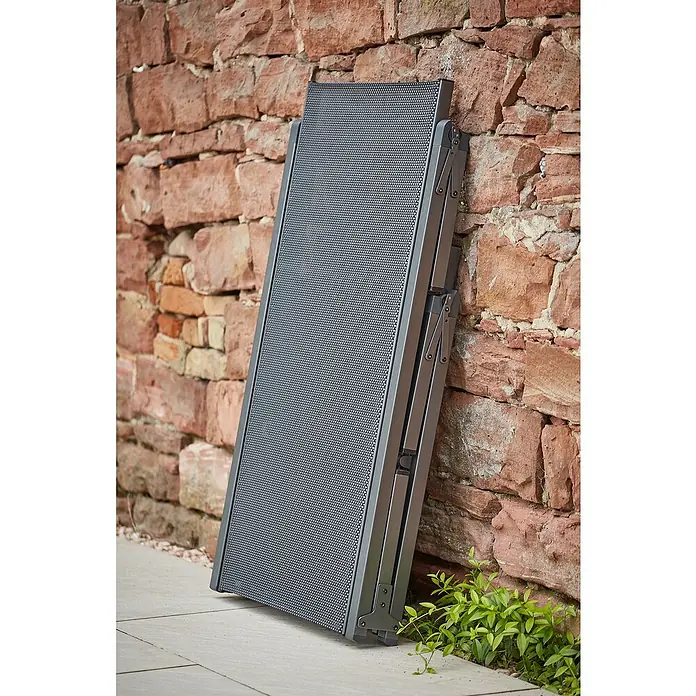 Sunfun Maja Gartenliege - B x T: 63 x 186 cm, Anthrazit, Stahl, Klappbar - Zusammengeklappte, graue Haustierrampe an einer roten Backsteinmauer.