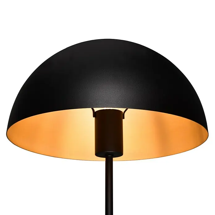 Trio Leuchten Tischleuchte rund Nola - 40 W, Ø x H: 30 x 45 cm, Schwarz matt, E27 - Nahaufnahme einer eleganten schwarzen Stehlampe mit goldener Innenseite, die ein warmes Licht ausstrahlt.