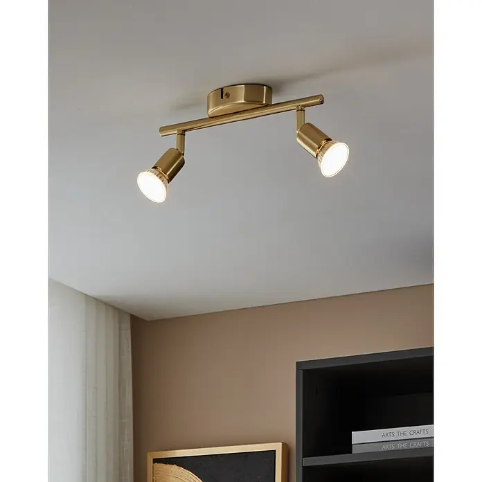 Eglo Buzz-LED Deckenstrahler BUZZ-LED - 5,6 W, Gold, GU10, 2 Stk. - Nahaufnahme einer goldenen Deckenleuchte mit zwei Strahlern, die ein warmes Licht in einem modern eingerichteten Raum verbreiten.