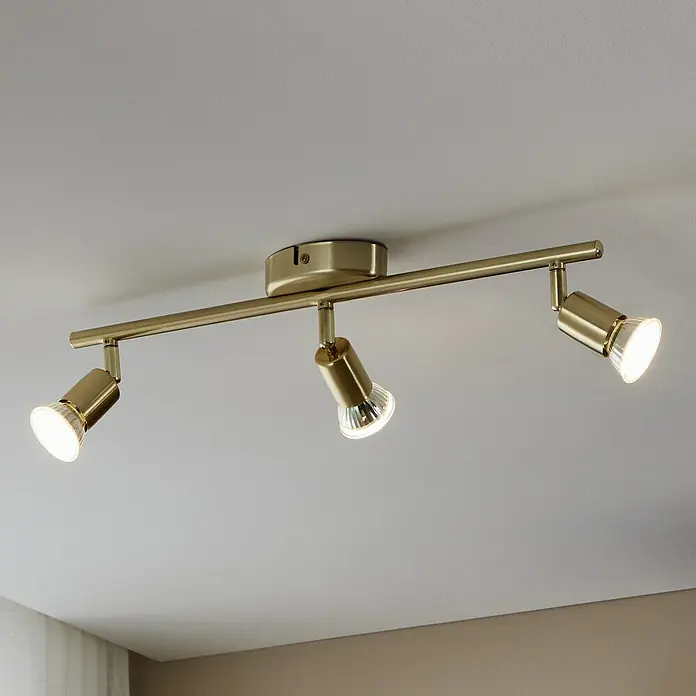 Eglo Buzz-LED Deckenstrahler BUZZ-LED - 8,4 W, Gold, GU10, 3 Stk. - Nahaufnahme einer goldenen Deckenleuchte mit drei Strahlern, die warmes Licht spenden.