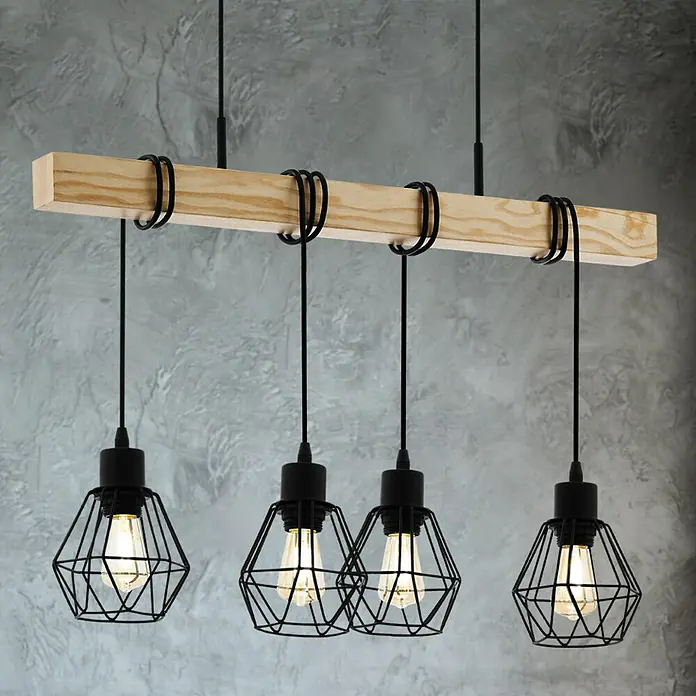 Eglo Townshend Pendelleuchte - Höhe: 110 cm - Moderner Industrie-Kronleuchter mit vier schwarzen geometrischen Lampenschirmen, die von einer hölzernen Basis hängen.