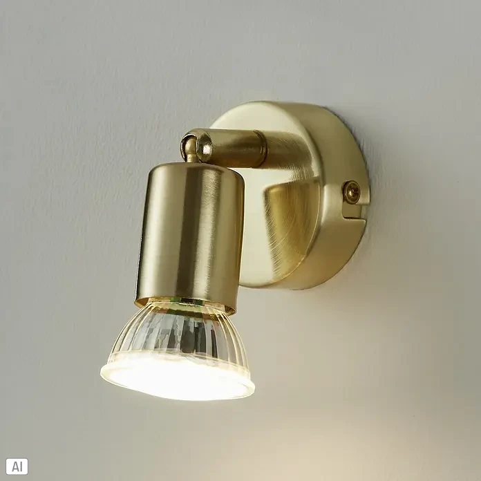 Eglo Buzz-LED Deckenstrahler BUZZ-LED - 2,8 W, Gold, GU10, 1 Stk. - Nahaufnahme einer goldenen Wandleuchte mit klarem Lampenschirm, die ein warmes Licht ausstrahlt.
