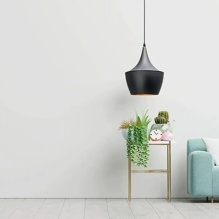 Alverlamp Lámpara colgante redonda Copa - 60 W, Ø x Al: 24 x 28 cm, Negro, Negro, E27 - Elegante lámpara colgante negra mate sobre una mesa auxiliar con plantas y un sofá menta, creando un ambiente elegante.