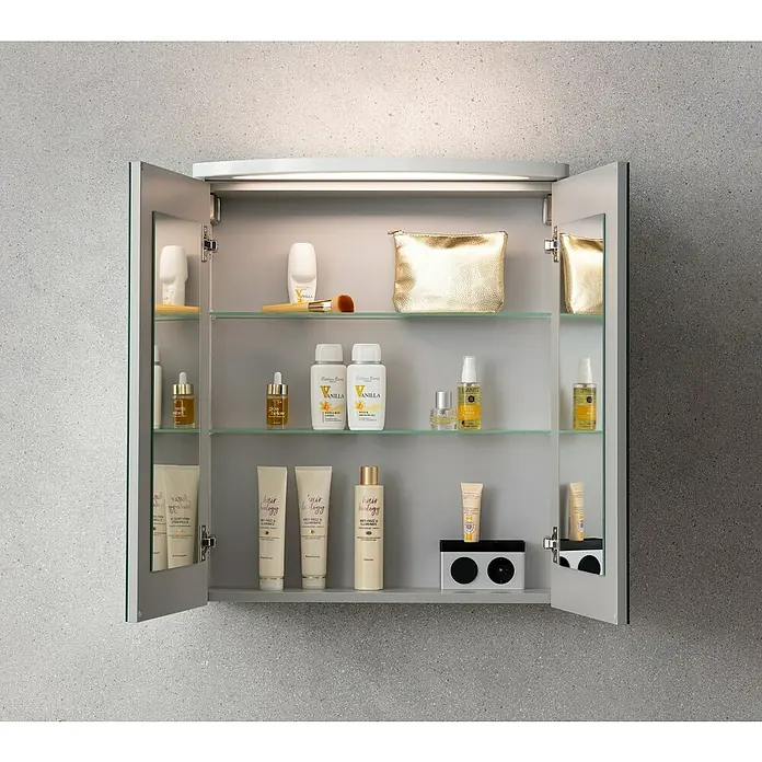 Camargue Swing Badmöbel-Set SW620B - Gesamtbreite Badmöbel: 60 cm, Berg Eiche, Matt, 3 -tlg. - Ein offener Badezimmerschrank mit Hautpflegeprodukten, einschließlich Cremes, Lotionen und Ölen, die ordentlich auf Glasböden angeordnet sind.