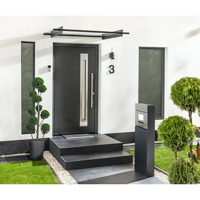 Portaferm Standbriefkasten Maximus - L x B x H: 14 x 39,5 x 115 cm, Anthrazit, Stahl, Hausnummernfeld - Moderne Haustür in Anthrazit mit Glaseinsatz und Überdachung. Stilvoller Eingangsbereich mit Hausnummer, Briefkasten und Dekoration.