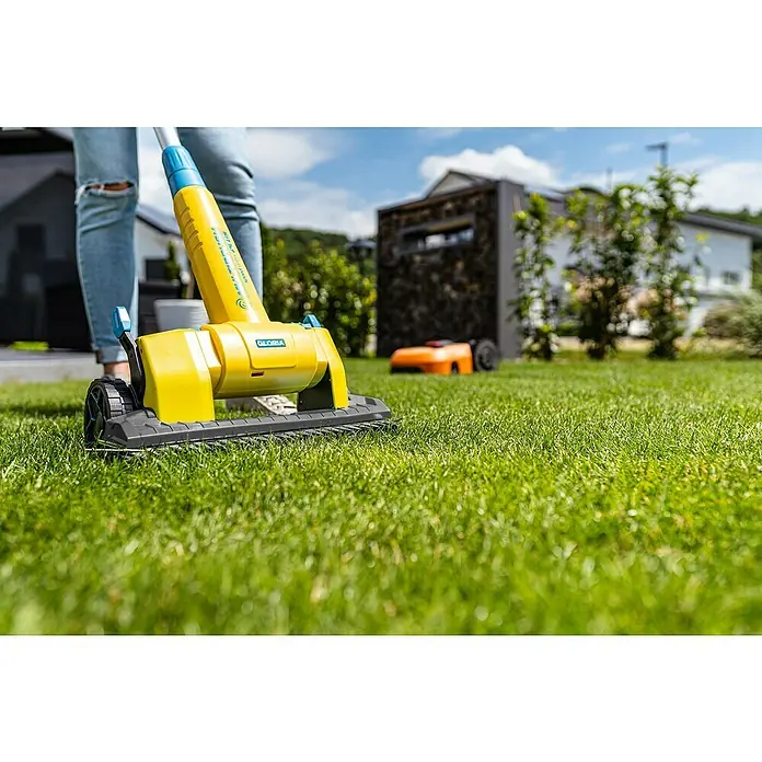 Gloria MultiBrush Grasscherenaufsatz FineCut - Passend für: MultiBrush PLUS Geräte - Nahaufnahme eines gelben Gloria-Rasenlüfters auf einem saftig grünen Rasen, der für die Rasenpflege verwendet wird.