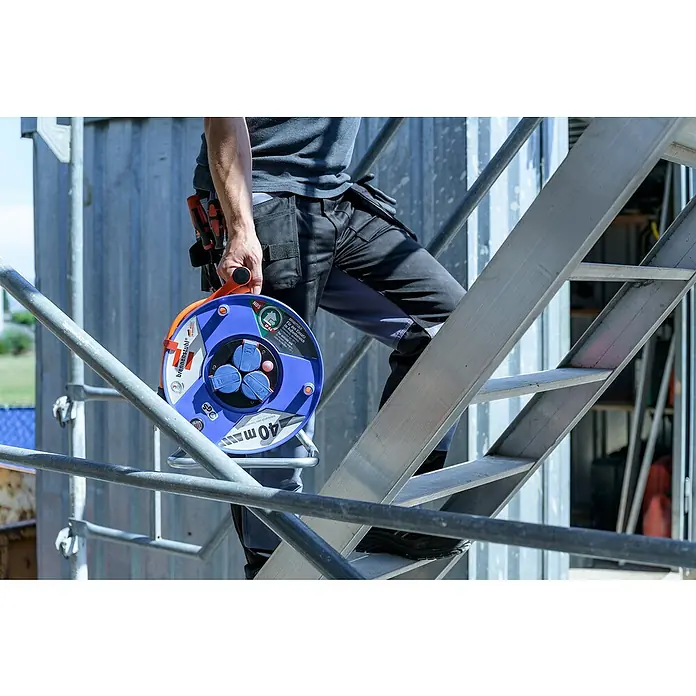 Brennenstuhl Garant Kabeltrommel - Kunststoff, 40 m, AT-N05V3V3-F, IP44 - Handwerker auf Leiter mit Brennenstuhl Kabeltrommel mit 40m Kabel.