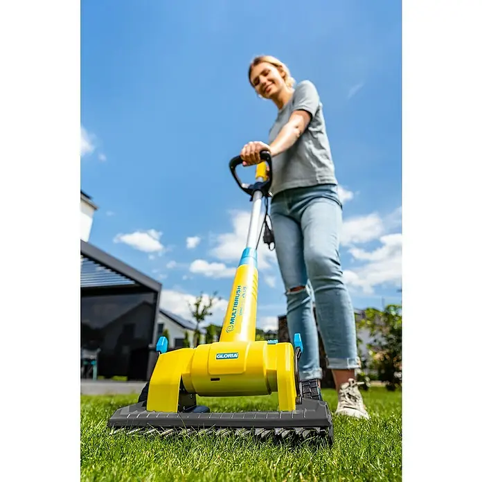 Gloria MultiBrush Grasscherenaufsatz FineCut - Passend für: MultiBrush PLUS Geräte - Frau benutzt GLORIA MultiBrush speedcontrol PLUS zur Rasenpflege. Das Gerät entfernt Moos und Unkraut effektiv und schonend.