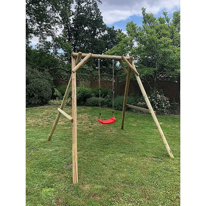 Joda Schaukel Poldi - B x L: 230 x 225 cm, Holz - Freistehende Holzschaukel mit rotem Sitz im Garten. Ideal für Kinder, um draußen Spaß zu haben und die Natur zu genießen.