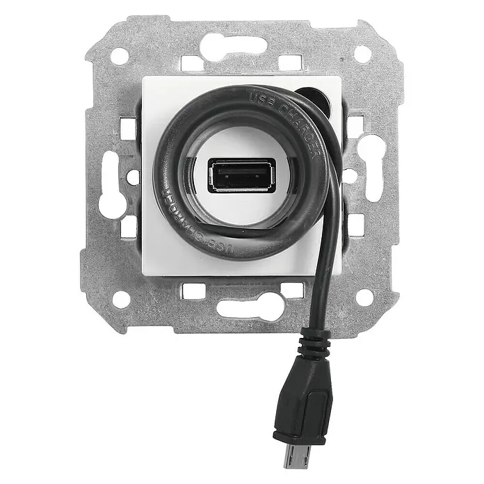 Simon 27 Toma USB - Blanco, x 1, Plástico, Instalar - Cargador USB con soporte metálico montado y cable USB conectado. El cargador es blanco con un puerto USB negro.