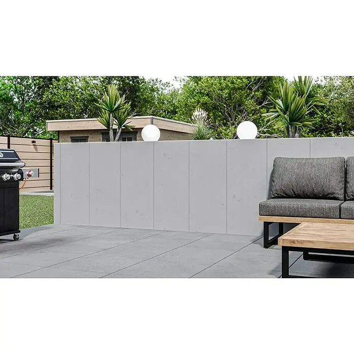 Diephaus L-Stein - 130 cm, 50 cm, Stärke: 12 cm, Grau - Terrasse mit Grill, Sitzgruppe und hoher Betonmauer mit integrierten Kugelleuchten für eine stimmungsvolle Gartenbeleuchtung.
