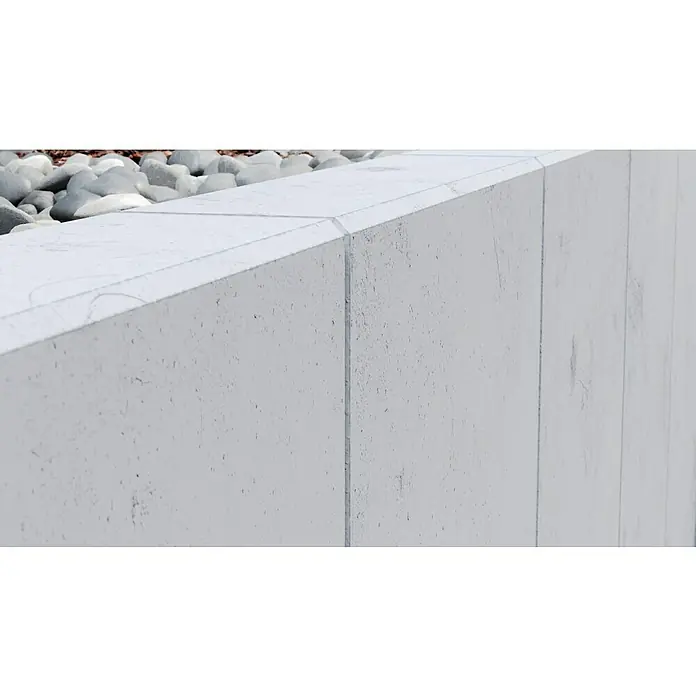 Diephaus L-Stein - 130 cm, 50 cm, Stärke: 12 cm, Grau - Nahaufnahme einer grauen Betonmauer mit abgerundeter Kante. Sieht sehr stabil aus und ist ein Blickfang im Garten oder Hof.